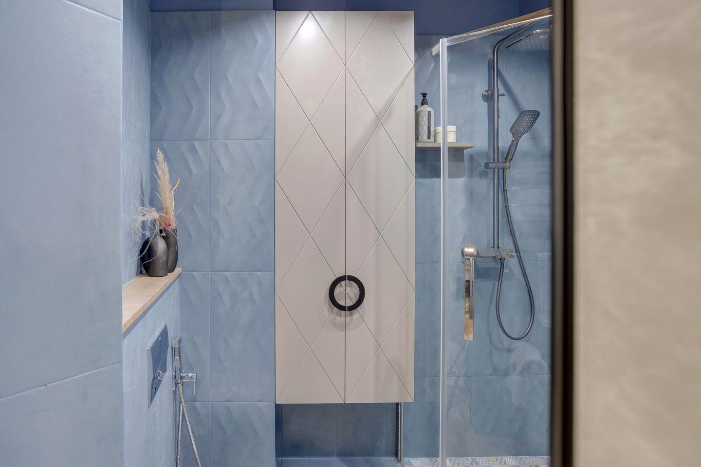 Однушка с синими акцентами