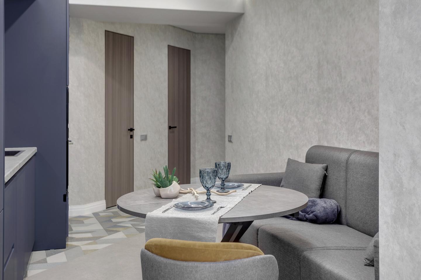 Однушка с синими акцентами